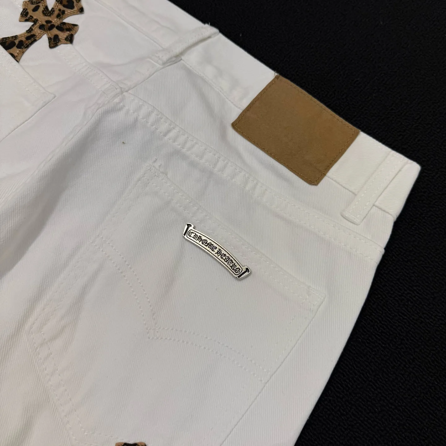 P250 Style number: D365 Chrome Hearts blue leopard print color-blocked leather jeans Size: 28-34 corresponding to S-XL Color: White Size: S-XL (corresponding to 28 30 32 34) 28 30 32 34 Size S M L XL Pants length 101 102 103 104 Hips 110 114 118 122 Waist circumference 86 90 94 98 (There is an error of 1~3cm due to manual measurement)
